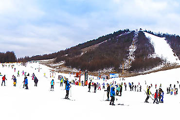 2023-摄图网_500789198_滑雪场全景（企业商用）