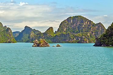 2024-摄图网_330987269_长湾绿岛 长山越南 海岸线 ˮ ʯͷ 山景 地标 旅游(企业商用)