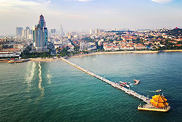 摄图网_501666827_青岛海边全景(企业商用)