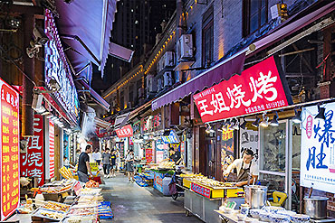 摄图网_501786553_banner_青岛劈柴院小吃街夜景（企业商用）