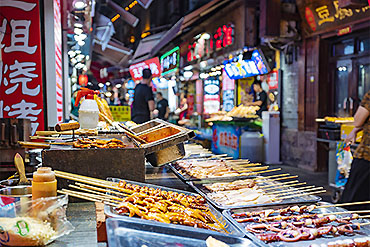 摄图网_501786554_banner_青岛劈柴院小吃街夜景（企业商用）